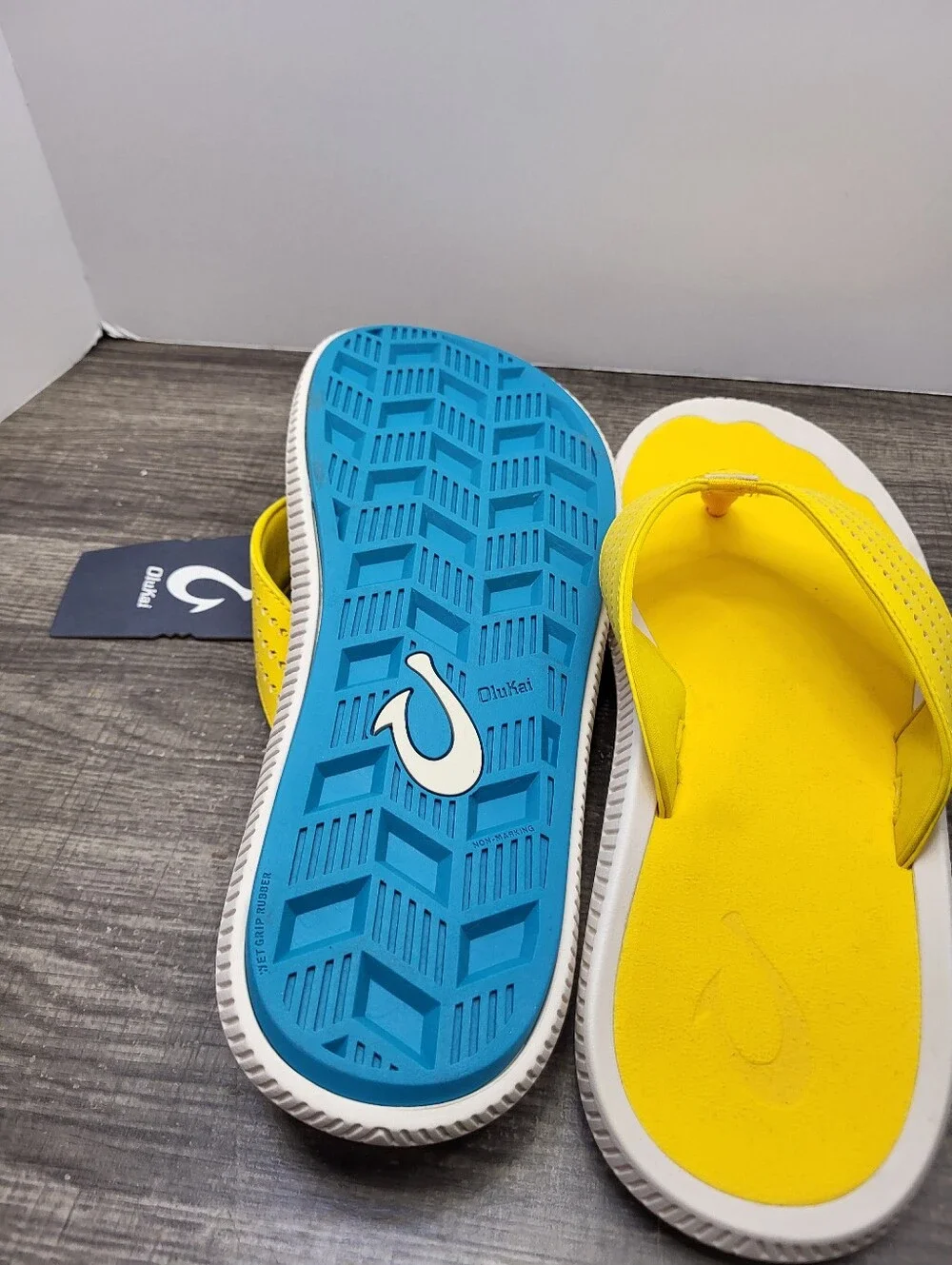 OluKai Ulele Water Ready Beach Sandals Yellow HibiscusComfort Men's Size 12 New